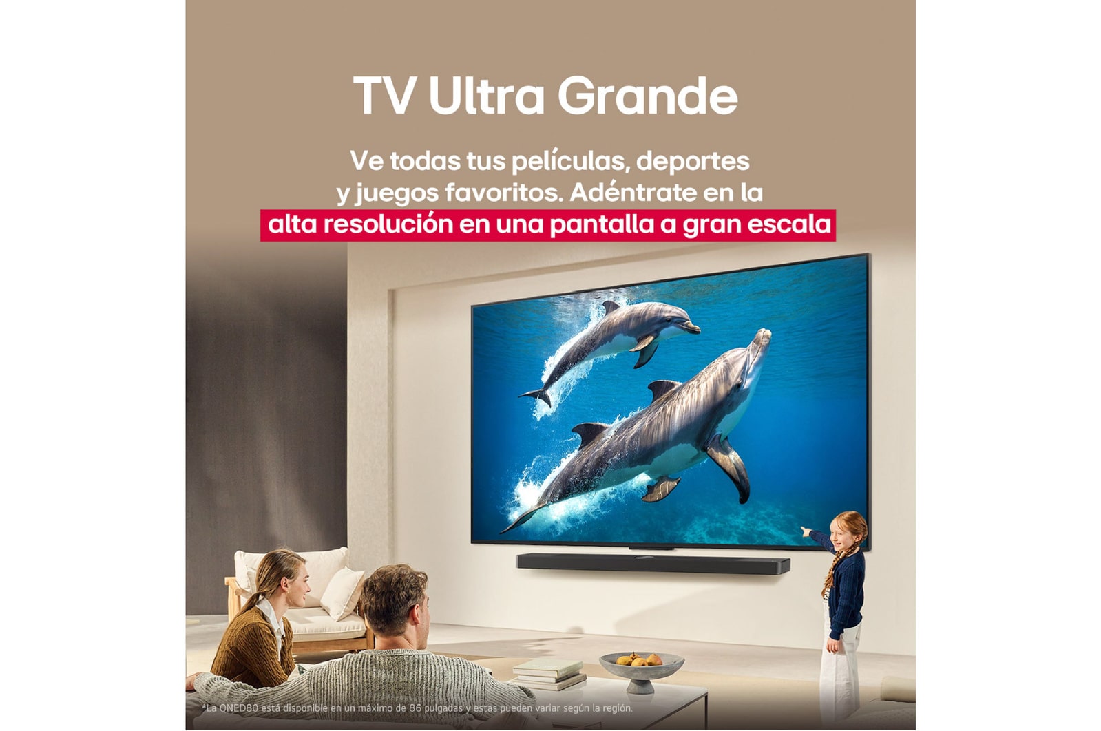 Una familia sentada en el sillón frente a la LG QNED TV montada en la pared encima de una LG Soundbar; una pequeña niña señala la pantalla que muestra dos delfines. El título habla de cómo las escenas son más emocionantes en una pantalla gigante.